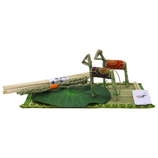 セット内容:マコモ30cmx20cm、麻ガラ30cm、ハスの葉(布、直径約20cm)、牛・馬(1対)、箸 どの地域でも使える基本的なお盆飾りセットです。 一般的な飾る期間は8月13日~16日。盆明けの送り火が終わった16日の夕方に片付けます。 生産の都合上、デザインや仕様等予告なく変更をする場合がございます。 天然素材を使用していますので素材特有の毛羽立ちや、サイズ・色味に若干の個体差がございます。ご了承ください。