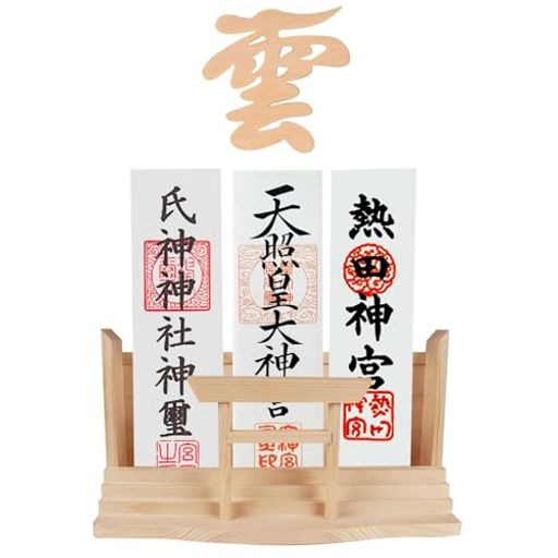【モダンデザインの神棚】洋風のリビングにも違和感なくお祀りできる簡易神棚です。 通常配られる頒布大麻を三枚お祀りすることができます。置き型、壁掛けどちらとしてもお使いいただけます。 【お札立てーの特徴】お札立ての中央には白松の鳥居、神社のような神聖な雰囲気たっぷりです。俗世と神の域を分ける鳥居の向こうに、お神札をきれいに並べます。神社やお寺から授与された御札を大切にお祀りします。朱印帳立てとしてもご利用いただけます。 【お札立ての用途】いろいろ使い方があって健康祈願・運気上昇などの縁起ものにとか、受験の合格祈願、病気平癒・商売繁盛・結婚式・その他、諸祈願に最適です。 【御札立てのサイズ】縦14cmx横25.5cmx奥行10cm 鳥居:幅12x高8.5cm 神棚 雲:幅12cmx縦12cmx奥行0.2cm 【神棚と神棚 雲の素材】天然白松作り、 菊の 釘*2 雲板*1 両面テープ3M*5 ※取り外しても跡が見にくいので、賃貸のお住まいにもおすすめです。