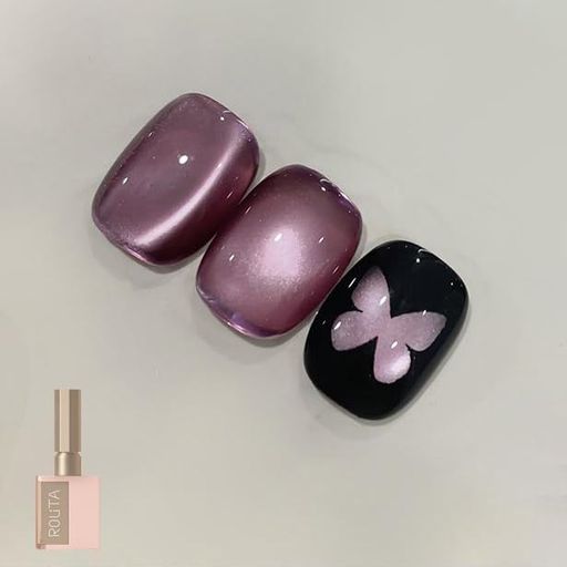[簡単キャットアイデザイン]専用マグネットを近づけるだけで、奥行き感のあるキャットアイやギャラクシー風デザインが簡単に完成。初心者でもサロン級の仕上がりに。 [高発色&amp;繊細ラメの輝き]繊細なラメが光の角度で美しく輝き、指先を華やかに演出します。 [UV・LED対応で長持ち]UV/LEDライト対応でしっかり硬化。剥がれにくく、ツヤ感のある美しい仕上がりが長時間持続します。 [なめらかな塗り心地]テクスチャーはなめらかでムラになりにくく、セルフネイルでも均一に仕上がります。 [上品な輝きカラー]光の角度で美しく変化し、指先に洗練された印象を与えます。