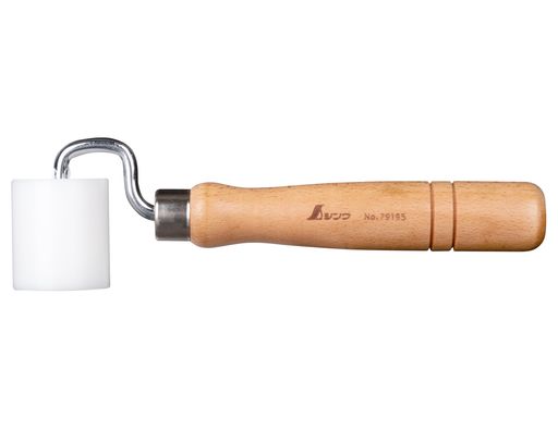 〈本体サイズ〉190x55x35mm 〈重量〉120g 〈材質〉柄:木 ローラー:ポリアセタール、ステンレス 滑りが良く壁紙のテクスチャを潰しすぎず、綺麗に仕上げる事が出来ます。 ローラー自体に硬度がある為、軽い力でもジョイント部にしっかりと圧力がかかり、ムラのない圧着が可能です。 ポリアセタールは非常に硬く、力を込めても変形しにくい素材です。