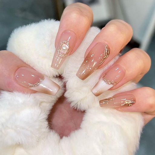 💅美容師たち一粒一粒に手作業でユニックなデザインで、パーティ、休日、デート、写真、成人式、卒業式、プロム、披露宴、結婚式、に使用できます。女性の友達にとっても素敵なプレゼントです 。初心者にも簡単に使えます。 💅セット内容:・ネイルチップ10枚、両面テープ、ネイルチップ収納ケース、ミニやすり、ミニウッドスティック 💅ネイル用両面テープ使う場合平均5日程度持ち、付け替え簡単で、外しやすくて、防水、無臭、無残留、効果が長持ちし、複数回使用可能。 💅サイズ:XS(親指から 幅14mm/10mm/11mm/10mm/7mm) S(親指から 幅15mm/11mm/12mm/11mm/8mm) M(親指から 幅16mm/12mm/13mm/12mm/9mm) 注意事項:●平爪の場合はネイルチップをドライヤーで加熱して少し平めに押しますから付けてください。或いは、両面テープを二層貼ってからネイルチップを付けてください。●ネイルチップは1つ1つ手作業で作成しているためデザインやニュアンスが多少変わる事がありす。●ご使用のブラウザや端末によってカラーが多少異なって見える可能性があります。●取り外し前提の商品です。