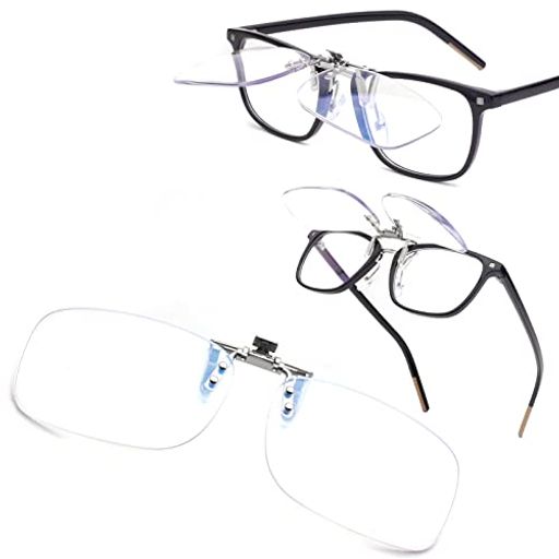 クリップ式 老眼鏡 ► 今お使いのメガネに直接クリップして、倍率を上げることができるレンズです。レンズを上下に反転させることで、遠近両用 。このメガネが必要ないときは、無料の軽量メガネケースに入れておけば、便利で保護されます。 耐久性が高く、使いやすい► Soareaの跳ね上げ老眼鏡は、高品質の金属クリップを使用しているため、頻繁にレンズを上下させてもネジが緩まず、丈夫で長持ちします。使い方は簡単で、今お使いのメガネにクリップで留めて、片手でレンズを上下させるだけなので、常にメガネをかけたまま遠くも近くも見ることができます。 ブルーレイカットレンズ►ブルーライトカットレンズは、長時間スマートフォンやタブレットを使用する人々のために設計され、有害なブルーライトを遮断します。高齢者もスマートフォンやタブレットを頻繁に使用するため、誕生日プレゼント、母の日、父の日贈り物としてこれらのメガネを受け取ると非常に喜びます。このメガネは、読書、ネイルケア、DIY、修理などの細かい作業やスマートフォンでの文字の読み取りなど、さまざまな日常作業に使用できます。