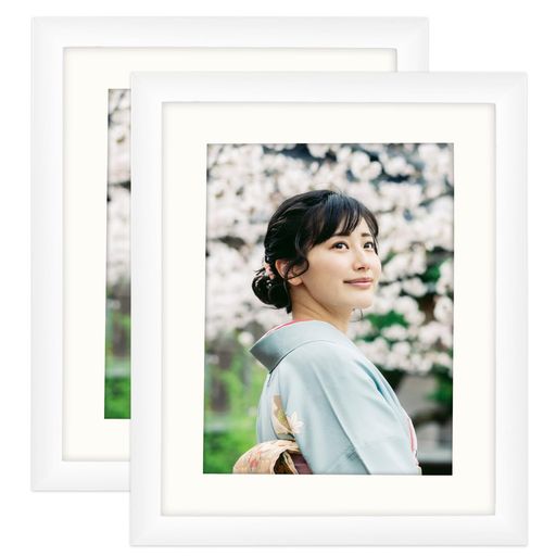 フォトフレームサイズ:「外寸:232x282mm」、「内寸:204x254mm」、「窓寸:203x152mm」。2.5mmぐらい厚さの用紙が入れます。 スクエア写真たて:枠の材質は木製を使用しており丈夫で軽くて使いやすい。スタンド機能と吊り下げるの両用ある。 高い透明感:フォトフレームの透明板はPMMA(1mm厚),無味、防湿防塵。ガラスより丈夫で割れにくく長持します。お子様がいるご家族にも安心してご使用ください。 多用途:木製額縁は結婚式、卒業式、誕生日などの写真、表彰状とハガキなどを入れて飾ったり、プレゼントしたりすることができます。 紙パック包装:フォトフレームはすべて厳格な包装を経て、運送して、安心して買ってください。もし問題があったら,私達に連絡して、必ず最初にお客様に問題を解決します。