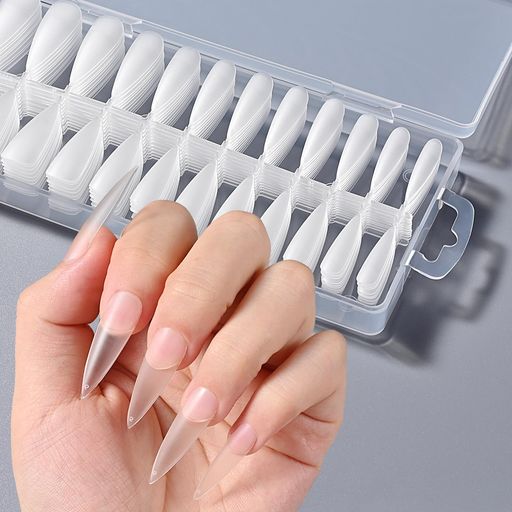 【極薄0.15mmで自然な仕上がり】:IRIYULIの長さ出しチップは厚みを感じさせない超薄型(約0.15mm)で、段差が気にならず、自然なフィット感を実現します。柔軟性が抜群なので、ご自身の爪の形状にある程度合わせることができます。アジア女性特有の平たい爪・大きめ/小さめの爪にも対応し、快適に装着できます。 【高品質アクリル素材を採用】:クリアネイルチップの先端をしっかり補強し、日常生活でも割れにくく長持ち、爪が弱い方や、ダメージを受けた指先の補修にもぴったりで、ケアしながらおしゃれが楽しめます。ジェルチップの表面はマット加工済みで、サンディング時間を大幅に短縮。効率よくネイルを楽しめます。 【豊富な形&amp;サイズ展開】:バレリーナ、ポイント(アーモンド)、オーバル、ラウンド (ショート/ミディアム/ロング)多彩なスタイルと幅広いサイズをご用意します。爪の形に合わせて選べるので、誰でもぴったりサイズが見つかります。各付け爪には番号入りで、自分のサイズを記録でき、次回からスムーズに使用可能です。 【大容量240枚&amp;収納ボックス付き】:240枚入りでコスパ抜群、練習や長期使用にも十分。