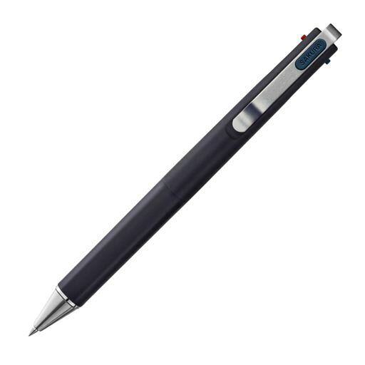 【仕様】黒にこだわる3色ボールペン「ボールサインiD 3C」/0.4mm/ブラックボディ 【インク色】Bパターン(ナイトブラック,ピュアブラック,レッド)。さりげなく個性を表現できる3色。 【特徴1】金属製のクリップ・ペン先、ミニマルなスライダー、丸みのある六角ボディなど、上質感あふれるデザイン。 【特徴2】なめらかな書き心地で疲れにくい水性顔料ゲルインキを使用。細かい文字もはっきり鮮やかに書ける。 【一本あたりサイズ/重さ/材質】14.7xφ1.2cm/13g/軸:ABS、クリップ:ステンレス、スライダー:ABS・エラストマー、先栓:真鍮