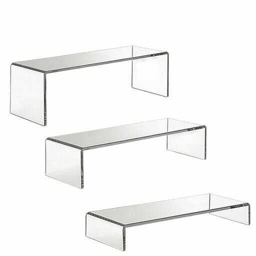 【製品仕様】本製品はアクリル製の U 型ディスプレイラック 大型 3個セットです。各サイズはそれぞれ28.5x10.16x4cm1個、29.5x10.16x6.6cm1個、30.5x10.16x10.1cm1個です。卓上に安定して設置でき、厚み 4mm の頑丈なアクリル素材を採用しています。 【U 型デザインと大容量】開放的な U 型構造を採用しているため、前面からの出し入れがスムーズで、多くのアイテムを効率よく収納・展示できます。3 つの異なる高さのラックを組み合わせることで、立体的なディスプレイが可能となり、収納力が大幅に向上します。 【高い透明性と展示性】高品質な透明アクリル素材を使用しているため、収納したフィギュアや小物を遮ることなく、美しく展示することができます。ホコリを防ぎながら、コレクションの魅力を最大限に引き出すことができます。 【頑丈さと積み重ね可能】4mm の厚みを持つアクリル素材は、耐衝撃性と耐久性に優れ、長期間の使用に耐えます。また、底部と上部の形状が噛み合う設計になっているため、複数セットを安定して積み重ねることができ、スペースを有効活用できます。
