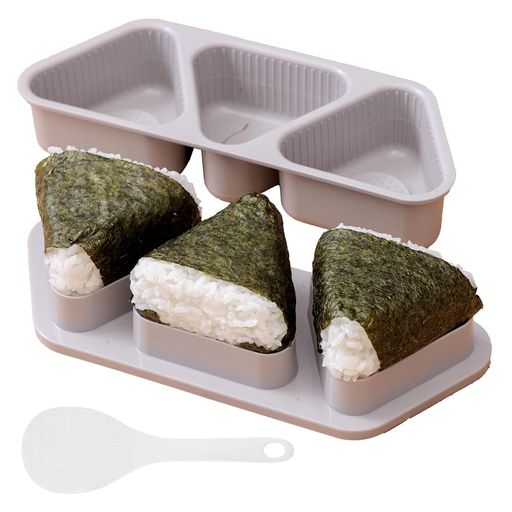 【商品仕様】商品サイズ/本体:(約)24x9x4cm・フタ:(約)24x9x3cm・しゃもじ:(約)15x5x1cm、材質/本体・フタ・しゃもじ:ポリプロピレン、耐熱温度/120°C、耐冷温度/-20°C、付属品/しゃもじ 【カンタンおにぎりメーカー】カンタン時短!握らないおにぎり作り。ごはんを詰めて押すだけで、誰でも簡単に同じ形のおにぎりが一度に3個作れます!素手で触れないので衛生的で、炊きたての熱いごはんでも作れます。海苔をセットしたり、混ぜご飯にしたり、具材を入れたり。忙しい朝のお弁当作りや、楽しい行楽・パーティーに。 【大きめのおにぎり型】コンビニと同じくらいの、一辺約8cmの三角おにぎりが作れます。1個でも満足感!大きめの型なので、中に具材も入れやすい。本体の中央部分のラインを目安にごはんを入れると、具材がきれいにおさまります。 【専用しゃもじ付き】かわいいミニサイズの専用しゃもじ付き!通常のしゃもじでは詰めにくいごはんもラクに入れられます。しゃもじは本体にピッタリ収納でき、無くしにくい。 【使いやすい工夫】内側のエンボスと溝加工で、ごはんがくっつきにくい設計。