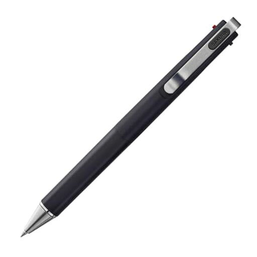 【仕様】スタイリッシュな3色ボールペン「ボールサインiD 3C」/0.4mm/ブラックボディ 【インク色】Aパターン(ピュアブラック,ブルー,レッド)。ビジネスで使いやすいスタンダードな3色。 【特徴1】金属製のクリップ・ペン先、ミニマルなスライダー、丸みのある六角ボディなど、上質感あふれるデザイン。 【特徴2】なめらかな書き心地で疲れにくい水性顔料ゲルインキを使用。細かい文字もはっきり鮮やかに書ける。 【一本あたりサイズ/重さ/材質】14.7xφ1.2cm/13g/軸:ABS、クリップ:ステンレス、スライダー:ABS・エラストマー、先栓:真鍮