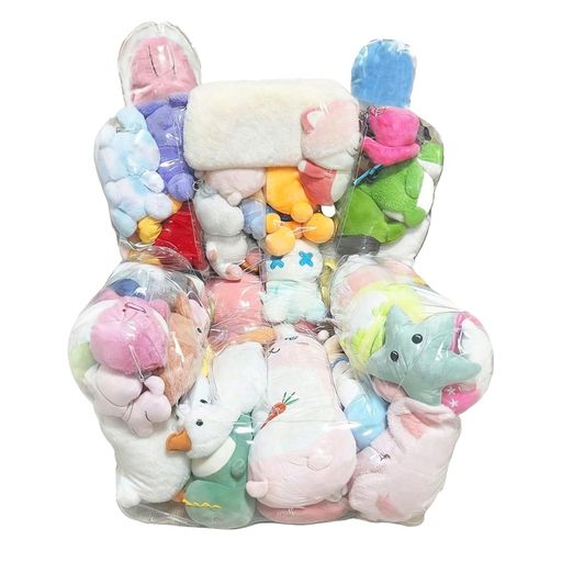 【ぬいぐるみ 収納とおしゃれなソファが1つに!】たまったぬいぐるみを収納しながら、かわいいソファに早変わり。ぬいぐるみ 収納 ソファとして使える便利アイテムです。お部屋のインテリアにもなじみ、お子さまのおもちゃスペースにもぴったり。 【透明&amp;防水仕様でお手入れラクラク】PVC素材を使用し、透明だから中身がひと目でわかります。防水仕様なので、飲み物をこぼしてもサッと拭けて清潔に保てます。ぬいぐるみ ソファとして毎日使っても安心です。 【たっぷり大容量&amp;選べる2サイズ】Sサイズは約35個、Mサイズは約80個のぬいぐるみが収納可能。ぬいぐるみ 収納としての実用性も抜群です。お部屋の広さやぬいぐるみの数に合わせてお選びいただけます。 【ファスナー付きで出し入れスムーズ】大きく開くファスナー設計で、ぬいぐるみの出し入れも簡単。ぬいぐるみ 収納 椅子として使うときも、スムーズに収納・取出しができて便利です。 【安定感のあるデザインで家族みんなで使える】座っても形が崩れにくい一体型設計で、大人からお子さままで安心してお使いいただけます。軽量で移動も自由なので、リビングや子ども部屋など場所を選ばず活躍します。