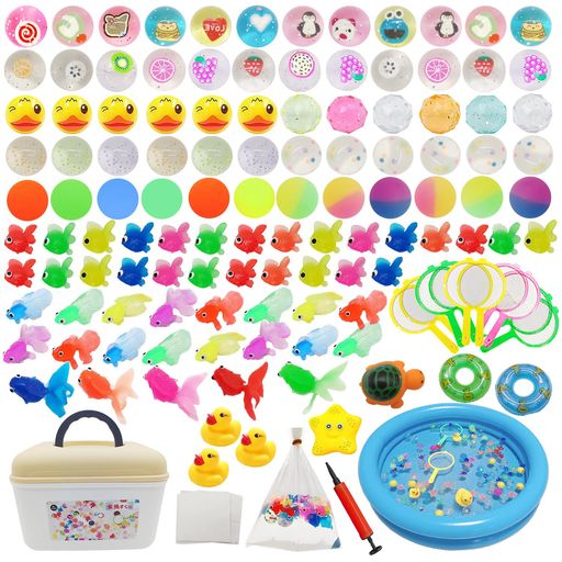 【商品詳細】スーパーボール:102個 、金魚:77ケ 、カメ1匹、ヒトデ1匹、アヒル3匹、浮き輪2個、スペア紙:1セット(100枚)、ポイ:10ケ、金魚袋:10枚 、60cmプール:1個、エアポンプ:1個 、収納ボックス:1個 、合計210点縁日おもちゃセット。ご注意:スーパーボールの色はランダム発送です、予めご了承ください。 【おうちで楽しく縁日遊び】お祭りや縁日を楽しみたい方のために、ご家族でもご友人とでも、金魚すくい・スーパーボールすくい、どちらもお楽しみ頂ける縁日遊びセットです。対象は6歳以上の子供です。 【高品質&amp;耐用性】すべてのおもちゃは非毒性ゴムを採用してで作りました。耐用性がもっと優れて、もっとリアルです。もっと安全にお子様に遊ばせます。 【いつでも、どこでもお祭り会場】 ビニールプールや大きめの桶に水を溜めるだけで、自宅のお庭・お風呂場・キッチンなど様々な場所で手軽に遊べます。このパッケージにはインフレータブルプールが付属しているので、あなたとあなたの家族はいつでもどこでも金魚すくいを楽しむことができます。