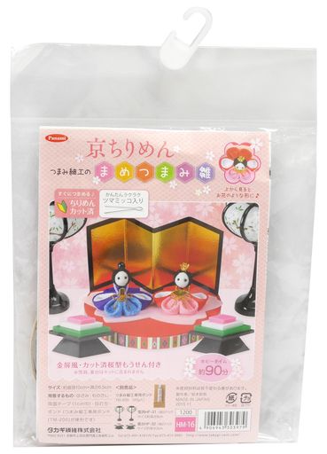 セット内容:つまみ用ちりめん、ちりめん、真球スチロール、刺し目、金紐、座金、黒ビーズ、芴と扇、紙管、丸抜ボール紙、桜型もうせん、カラー用紙、金屏風、ツマミッコ 用意するもの:はさみ、ものさし、両面テープ(1cm巾)、目打ち、ボンド(つまみ細工専用ボンド[TM-200]が便利です。) 出来上がりサイズ:約直径10cmx高さ6.5cm 制作時間目安:約90分 難易度:初心者向け
