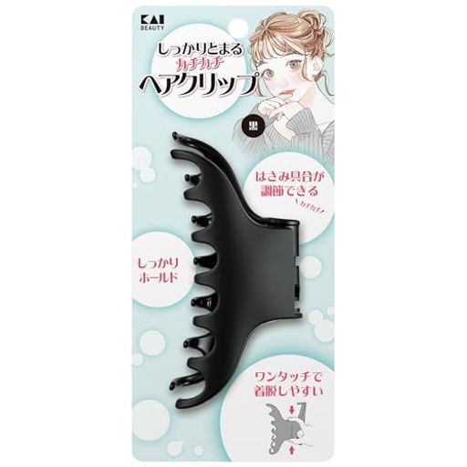製品の中央部分が噛み合う構造でカチカチと音をたてながら閉じるヘアバンスクリップ。ホールド力があり、しっかり髪を留めることができます。 蝶番部分の特殊構造で、はさみ具合をカチカチと段階的に調節でき、しっかりとまります。 中央部分を上下につまんで押すとワンタッチで開き、簡単にはずせます。 表面マット調の黒・茶の2色展開です 本体サイズ:約 110 x 40 x 43mm、重さ:約20g