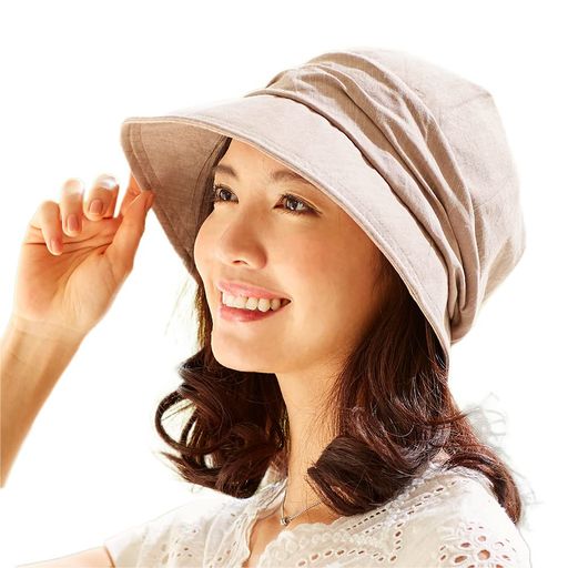 【商品仕様】適応サイズ/頭囲/54~59cm(紐で調節可能)、カラー/ベージュ、材質・成分/表生地:綿100%、裏生地:ポリエステル100%、付属品/あご紐 【ふんわりシルエットで小顔魅せ】前ツバの長さは9cmあるのでお顔まわりをすっぽり覆う!ふんわりとしたボリュームのあるシルエットで、耳までカバー。お顔をすっきりと見せてくれます。 【すっぽり被れるから、すっぴん隠しにも】お顔をすっぽりと隠してくれるから、ちょっとしたお出かけもスッピンでOK◎ヘアスタイルも崩れにくい!クルクルっと折りたたんでバッグの中へ。コンパクトに折りたためるので、携帯に便利です。 【自分サイズに調節可能】頭囲部がゆるい場合には、帽子の内側に付いている紐でサイズ調節できます。また、フックで取り外しができるあご紐付きで風の強い日も安心。着脱も簡単です。 【内側はムレにくいメッシュ素材】帽子の内側には、風通しのよいメッシュ素材を使用。暑い日やアクティブに動く日も快適に。