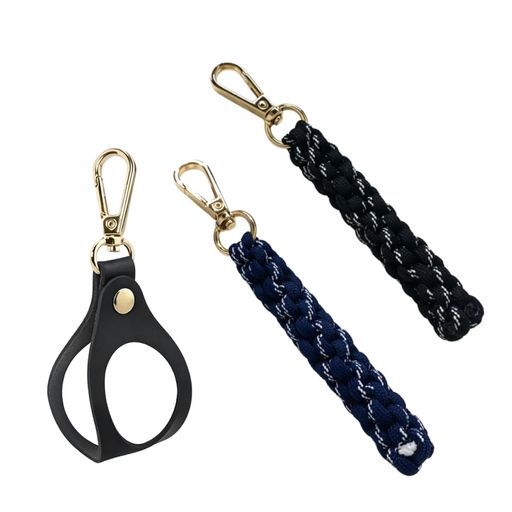 【2 個セット+専用収納袋付き】編み込みティーホルダー本体が 2 本セットになっており、付属の専用袋で保管可能。複数箇所へ取り付けたり、予備として備えるのに最適です。 【伸縮編み紐でしっかりティーを固定】弾力性のある編み紐構造がティーをガッチリホールド。ラウンド移動やスイング時に脱落しにくく、プレーに集中できます。 【カラビナ標準装備で脱着自在】金具カラビナでゴルフバッグ・ベルトループへワンタッチ装着。工具不要で手軽に取り付け・取り外しが行えます。 【軽量コンパクトでプレーの邪魔にならない】柔らかい紐素材で重量負担が少なく、スリムな形状。コース内で動きを妨げず、スマートに携帯できます。 【ゴルフ全シーンで活用可能】コースラウンドはもちろん練習場でも使用 OK。ゴルファー向けの実用的な小物として、贈り物にも適したアイテムです。