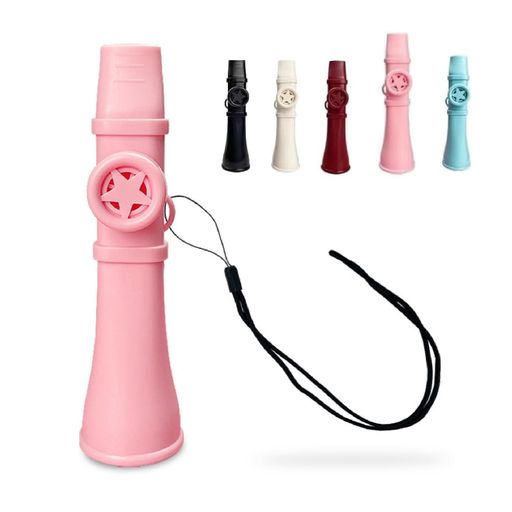 【軽量ポータブル設計&amp;付属ストラップ】手のひらサイズの超軽量設計で、アウトドアや旅行にぴったり。付属のストラップで首から掛けられるので、移動中も紛失の心配がなく、いつでもすぐに演奏を楽しめます。 【誰でも簡単マスター】特別な音楽スキルは不要!鼻歌を歌うだけで簡単に音が出せます。初心者やお子様でもすぐに楽しめるため、音楽教育の第一歩として最適な楽器です。 【全世代対応の万能楽器】お子様の知育玩具から、大人の音楽愛好家、パーティーの盛り上げ役まで、あらゆる年齢層とシーンで活躍します。カラフルなデザインで、贈り物としても喜ばれます。 【調整可能な音色で個性を表現】ダイアフラムカバーを回転させるだけで、音色のニュアンスを簡単に調整可能。お好みの響きを見つけて、自分だけのオリジナルサウンドを創造できます。 【高品質&amp;衛生的な素材】プロ仕様の高品質PP樹脂を採用し、耐久性と優れた音響性能を両立。表面は滑らかで抗菌加工も施されているため、清潔に保てて、長時間の演奏でも快適です。