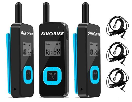 【ミニ双方向インターホン】サイズはわずか5 x 1.5 x 8.9 cm、重さはわずか35 gで、軽くて携帯できるようにした。イヤホンは360度回転することができて、柔らかい材料は装着の快適さを確保して、一日中使用するのに適しています。本体にはクリップが付いており、襟に固定しやすく、いつでもどこでも持ち運びがしやすい。(軽量化設計のため、外部スピーカー機能を廃止し、快適なヘッドホンとデバイスをペアリング) 【遠隔インターホン】ミニラジオの通信範囲は1-2キロに達することができ、特に広い地域では。私たちはインテリジェントなノイズ低減技術を使用して、騒々しい環境でも良好な通話品質を維持するために、はっきりとした高らかな音を確保しています。このラジオはレストラン、病院、安全などの作業環境に最適です。(距離は環境によって異なる) 【超長バッテリー寿命】双方向インターホンにスマートチップとMicro-USB急速充電機能を搭載し、充電後72時間待機できる。インテリジェントな電力調整で、省電力で耐久性があります。