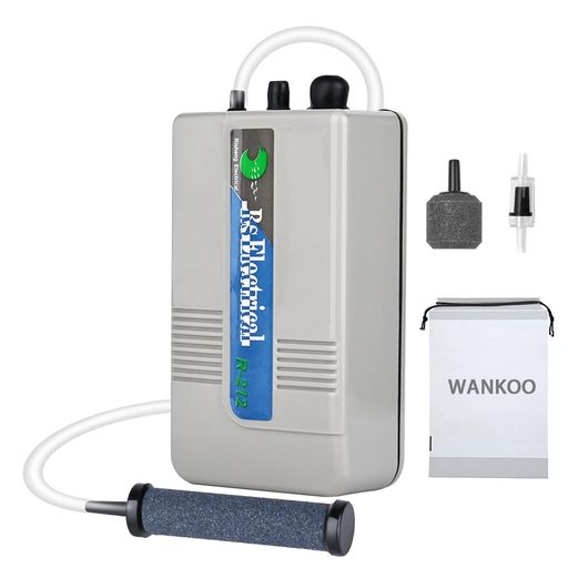 【大吐出量&amp;乾電池式】最大毎分2.5Lのパワフルなエアレーションで、水深60cmまでのタンクにしっかり酸素を供給。単1型乾電池2本で駆動(1本でも動作可能)、電池交換はネジを外す手間が一切不要でカンタン。付属品にチューブ・エアストーン・逆流防止弁・防水収納袋が揃っており、届いてすぐに使えます。 【釣り場ですぐ使える】乾電池を別途ご用意いただければ、付属品だけでフルセットでご利用いただけます。コンパクトで軽量(約170g)、防水収納袋付きで持ち運びもラクラク。本体に金属フックが付いているので、バケツやタックルボックスに掛けられるのも便利なポイントです。アウトドアでの釣りに最適な一台です。 【停電時の備えに】停電でエアレーションが止まると、魚が酸欠になってしまう心配があります。しかし本機があれば、単1乾電池さえあればすぐに酸素供給を再開。いざというときの予備用として、ひとつ備えておけば安心です。 【静音設計】高品質モーターを搭載し、安定した吐出量と低ノイズを両立。密閉ゴムリングと吸気口のゴム栓でモーター内部をしっかり保護し、屋外での使用時も水の浸入を防ぎます。