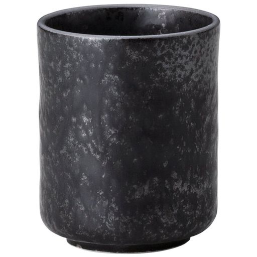 サイズ:φ7.1x8.6cm(250cc)^素材:磁器^生産国:日本 ●陶磁器はワレモノです。衝撃を与えますと破損する恐れがありますので、取り扱いには十分ご注意ください。●陶磁器は急激な温度変化に弱く、熱くなった器を冷水につけたり、冷たい器を急激に熱したりすると破損する恐れがありますので、取り扱いには十分ご注意ください。 ●テーブル等の上では引きずらないようにご注意ください。表面を傷つける場合があります。必要に応じてテーブルマット等をご使用ください。●洗浄する際は、台所洗剤を柔らかいスポンジや布につけて洗い、よく水気を切り乾燥させてから収納してください。 ●金属たわし、 研磨剤入りの洗剤は傷をつける原因になりますので使用しないでください。 ●ご使用前に、熱湯に浸してあらかじめ生地に水分を充分含ませてからご使用頂くと、茶渋・シミ等がつきにくくなります。 ●ご使用後の食器は、汚れを早く落とし台所用洗剤で、洗った後よくすすいで、よく乾燥してご収納下さい。 ●陶器は吸水性があるため、ご使用後の食器を水に浸したままにしておきますと汚れた水を吸収しカビ・シミや臭気を発生する原因になります。