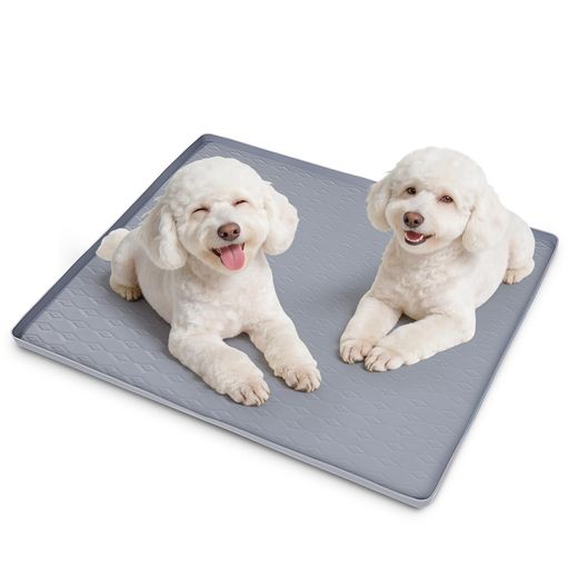 犬 トイレトレー 【サイズ展開 – お部屋や犬種に合わせて選択可能】 Mサイズ(50x60x1.5cm)は小型犬・ケージ内に最適。Lサイズ(67x67x2cm)は中型犬・多頭飼い・広めのスペースにおすすめ。どちらも同じ高品質シリコンを使用しています。 【立ち上がりで液漏れ防止 – M:1.5cm / L:2cm】 両サイズともフチ付き設計。ペットシートからおしっこがはみ出しても床に広がりません。Lサイズは2cmの高め設計で、より一層の安心感を実現。 【強力滑り止め+シートずれ防止】 表面・裏面ともに滑り止め加工。ペットシートを置くだけでズレにくく、犬がマットの上を走り回っても位置が安定。床へのマット自体のズレも防ぎます。 【お手入れ簡単 – 水洗い&amp;抗菌】 シリコン素材なので汚れが染み込まず、水で洗うかサッと拭くだけ。抗菌仕様で雑菌の繁殖を抑制。トイレトレーニング中や失敗の多い子にも清潔を保てます。 【ペットに優しい安全素材&amp;多用途】 有害物質不使用。皮膚の弱い犬やシニア犬にも安心。トイレトレー、食事マット、ケージの滑り止め、床保護としても使用可能。軽量で丸めて収納できるため持ち運びも便利です。