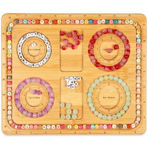 【木製ビーズボード】木製ビーズボードはビーズを手作りするために特別に作られています。サイズは24.4x19.8x1cmです。フラットな表面はさまざまなビーズの配置デザインに適しており、ブレスレットの構想や作成が容易になります。 【高品質素材】厚い無垢材で作られており、質感は硬くて変形しにくく、表面は滑らかでバリがなく研磨されており、ビーズや手を傷つけません。耐久性に優れており、ハンドメイド作品に長く付き合えます。 【4種類の手周り】大人から子供まで、さまざまなグループのブレスレット作成のニーズに合わせて、4 つの異なる手周仕様が考え抜かれて設定されています。追加の測定は必要なく、仕様に従って直接ビーズを張る方が安心です。 【使いやすい】盤面は区切りが明確で、ビーズが転がりにくいように配置されています。設計された形状とストリングを直接比較することができ、初心者でもすぐに始めることができ、手作業の生産効率が大幅に向上します。 【多機能】ブレスレットビーズのデザインボードとしてだけでなく、ネックレスやピアスなどのハンドメイドジュエリーにもお使いいただけます。散らばったビーズも収納でき、多用途で実用的です。