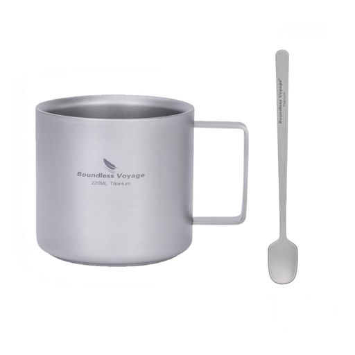 温かい飲み物 【商品詳細】 カップ:材質:TA1チタン、サイズ(約):7.8x10.4x高さ7.3cm、重量(約):87.5g、容量(約):220ml。 コーヒースプーン:材質:TA1チタン、サイズ(約):1.8x13cm、厚さ(約):2mm、重量(約):8g。 セット内容:コーヒーカップ単品/コーヒーカップ+ミニコーヒースプーン。 カラー:原色/結晶シルバー。 【軽くて丈夫なチタンマグカップ】 軽量で耐久性に優れ、落としても割れにくくアウトドアに最適。原色と結晶シルバーの2色展開で、家庭やオフィスでも使いやすいシンプルで洗練されたデザインです。 【ダブルウォール中空構造+ハンドル設計】 二重構造で熱が手に伝わりにくく、持ちやすいハンドル付き。熱い飲み物も安心して持てます。 【素材の風味を変えない純チタン】 無味・無臭で金属臭が出にくく、コーヒーやお茶、ジュースなどドリンク本来の味を楽しめます。 【軽量で携帯に便利・多用途】 頑丈かつ軽量で、家庭、オフィス、キャンプ、登山、旅行など様々なシーンで活躍。ギフトにも最適です。