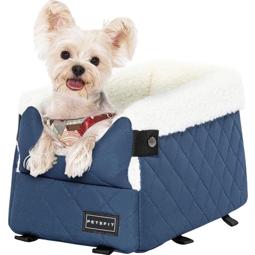 アウトドア 【飼い主のそばで安心できる犬用ドライブボックス】本製品は車のコンソールボックスに設置できる犬用ドライブボックスです。愛犬がいつでも飼い主の姿を確認できるため、後部座席で不安になりやすい小型犬や猫にもおすすめ。ドライブ中のストレスを軽減し、安心して過ごせる快適な車載空間を提供します。 【飛び出し防止リード&amp;固定ベルト付きで安全性向上】飛び出し防止リードと固定ベルトを搭載したペットドライブボックス。急ブレーキやカーブ時のズレを抑え、走行中も安定した状態を維持します。愛犬の飛び出しや転落を防ぎ、車内で安心して使用できる犬 車 シートとして活躍します。 【ふんわりクッションで快適な車用ペットベッド】柔らかなクッションが愛犬の体をやさしく支え、長時間の移動による負担を軽減します。車載用ペットシートとしてだけでなく、車用ペットベッドやドライブベッドとしても使用可能。通院・旅行・帰省などさまざまなシーンで快適な居場所を提供します。 【高級感のあるデザイン&amp;お手入れ簡単】車内空間に自然に馴染むシンプルで上質なデザイン。愛犬とのお出かけをより快適で特別な時間へと演出します。