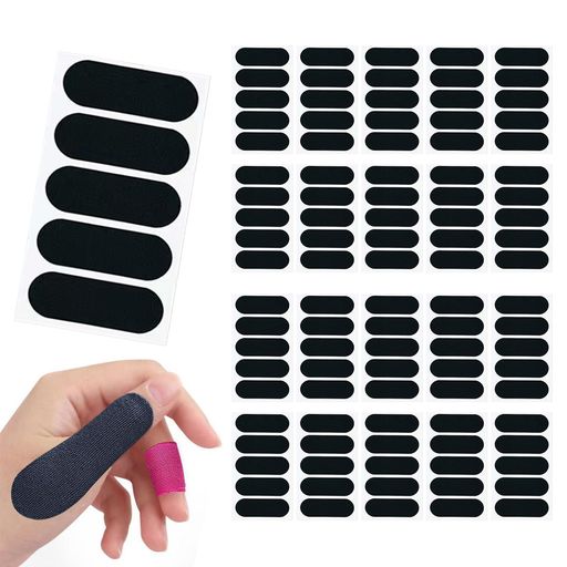 【大容量セット】 7.5x2.5cmのテープが100枚入ったお得なセットです。肌触りも滑らか。カラー:ブラック、スカイブルー、スキントーン(3色から選択可能)。豊富な枚数で長期間使用でき、コストパフォーマンスに優れています。 【超強力粘着】 特殊強粘着剤採用により、汗や水にも強く剥がれにくい設計です。過酷なトレーニング中やシャワー後も安心。このフィンガーテープは天然粘着剤を使用しているため、剥がした後にベタつくのり残りがほとんどありません。 【高品質素材】 通気性に優れた高品質素材を使用。伸縮性が良く、指に自然にフィットします。長時間装着しても蒸れにくく、快適な使い心地を維持し、親指を優しく保護します。 【安定グリップ】 表面は特殊滑り止め加工済み。ボウリング投球時の指の滑りを確実に防ぎ、リリース瞬間の安定したグリップを提供。コントロール精度を高め、スコアアップをサポートします。 【自由調整可能】 個々の指の形状や好みに合わせて自由にカット可能。貼る位置や層数を調整し、最適な厚みやフィット感を実現。初心者からプロまで幅広く対応する万能テープです。