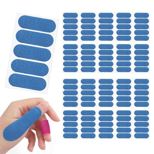 【大容量セット】 7.5x2.5cmのテープが100枚入ったお得なセットです。肌触りも滑らか。カラー:ブラック、スカイブルー、スキントーン(3色から選択可能)。豊富な枚数で長期間使用でき、コストパフォーマンスに優れています。 【超強力粘着】 特殊強粘着剤採用により、汗や水にも強く剥がれにくい設計です。過酷なトレーニング中やシャワー後も安心。このフィンガーテープは天然粘着剤を使用しているため、剥がした後にベタつくのり残りがほとんどありません。 【高品質素材】 通気性に優れた高品質素材を使用。伸縮性が良く、指に自然にフィットします。長時間装着しても蒸れにくく、快適な使い心地を維持し、親指を優しく保護します。 【安定グリップ】 表面は特殊滑り止め加工済み。ボウリング投球時の指の滑りを確実に防ぎ、リリース瞬間の安定したグリップを提供。コントロール精度を高め、スコアアップをサポートします。 【自由調整可能】 個々の指の形状や好みに合わせて自由にカット可能。貼る位置や層数を調整し、最適な厚みやフィット感を実現。初心者からプロまで幅広く対応する万能テープです。