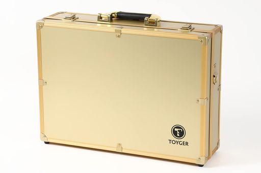 5000枚以上のトレーディングカードが収納可能なアルミ製アタッシュケース 外寸 : 約430mmx309mmx126mm (ロック部分や持ち手部分等を除く) 内寸(カード収納部1列分) : 約77mmx105mmx290mm 重量 : 約2.8kg 15枚の仕切り&amp;1シート各色5枚(計50枚)のラベルシールが付属