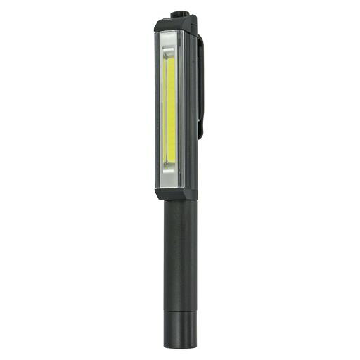 【 特 長 】 ◆COB LEDで周囲を明るく照らします ◆180度回転するペンクリップ付き、胸ポケットにさして使えます ◆マグネット付きで金属面などに固定できます ◆全光束は約150ルーメン ◆照射角は約50° ◆単4乾電池x3本使用(別売) ◆連続点灯は約7時間 【 仕 様 】 ◆使用電源:単4形乾電池x3本(別売) ◆使用光源:COB LEDx1灯(交換不可)/昼光色 ◆全光束:約150ルーメン ◆照 度:約70ルクス(100cm) ◆照射角度:約50° ◆連続使用時間:約7時間 ※オーム電機/Vアルカリ乾電池 LR03/1.5V(品番:08-4036)を使用した場合 ◆外形寸法:(約)幅17x高さ160x奥行30mm ◆質量:約64g(乾電池別) ◆ケース素材:アルミ はるかに小さいご注意はるかに大きい※ マグネット使用の際は、固定する面の状況により保持力が大きく変わりますので十分注意して使用してください。※ 本製品は防水構造ではありません。雨中や湿気の多い場所での使用、保管はしないでください。