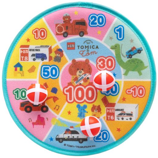 ✅【「トミカとトム」ってなに?】「トミカとトム」は、タカラトミーの人気ミニカー「トミカ」と、娘のつむぎさんと息子のはじめさんとの日常を描いたイラストをSNSで発信し、子育て世代から圧倒的な支持を集める人気インスタグラマー「つむぱぱ」とのコラボレーションブランドです。 ✅【「トミカとトム」のストーリー】主人公は、トミカが大好きなぬいぐるみのくま「トム」。おうちの人がいないあいだ、トミカで自由気ままに遊びはじめる、やさしくてちょっぴりいたずら好きなトムの毎日が、絵本の中でやさしく描かれています。トムとトミカがくり広げる小さな冒険は、読んでいるうちに親子でほっこり笑顔になれる、やさしいストーリーが魅力です。 ✅【的にめがけてポンッ!楽しく遊べる「トミカ&amp;トムデザインのマジックダーツ」】トミカの消防車やパトカー、クマのトム、恐竜たちがデザインされたボードに、マジックボールをポンッと投げてくっつけるだけ!ひとりでもみんなでも点数を競って盛り上がれるダーツセットです。
