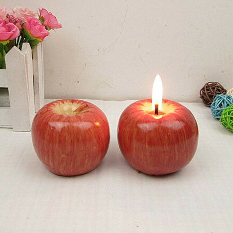【ご使用前のご確認】 底面の仕様について：製造工程上、底面は着色できず平らな白色になります。デザイン特性としてご理解ください。 表面の凹凸について：蝋の凝固過程で中央部が凹む自然現象です。気になる方はご注文をご遠慮ください。 【製品特性】 燃焼時間：約10時間 保存方法：直射日光・高温（180℃以上）を避け、涼しい場所に保管 主要成分：石?（水に浮く不溶性）。低温で融解、揮発性あり（特有のにおいが生じます） ★【リアルなりんごデザインが可愛い】 まるで本物のりんごのようなフォルムと光沢感！かわいらしいフルーツキャンドルは、見ているだけで気分が上がります。 ★【温かみのあるキャンドルライト】 柔らかな光が優しく空間を照らし、リラックスできる雰囲気を演出。クリスマスや平安夜の夜にぴったりです。 ★【多用途に使えるデコレーション】 お部屋のインテリア、テーブル装飾、誕生日会、イベント、撮影小道具など幅広く使えます。季節の飾りにも最適。 ★【贈り物に最適な可愛いデザイン】 友人、恋人、学生へのプレゼントにおすすめ。クリスマスプレゼント、誕生日、記念日などにも喜ばれるギフトです。 ★【手作り感のある癒しアイテム】 ナチュラルで優しい質感のフルーツキャンドル。小さくても存在感抜群で、お部屋を温かく包み込みます。 ★この商品は様々なご用途でご利用いただいております。 関連キーワード（本商品の説明ではありません） 関連キーワード クリスマスキャンドル フルーツキャンドル りんごキャンドル 平安夜キャンドル 誕生日キャンドル インテリアキャンドル デコレーションキャンドル おしゃれキャンドル プレゼントキャンドル 学生ギフト かわいい雑貨 手作りキャンドル おしゃれインテリア 卓上装飾 ギフトキャンドル クリスマスデコレーション クリスマスプレゼント 平安夜ギフト お祝い雑貨 癒しグッズ おしゃれプレゼント かわいいギフト 小物雑貨 インテリア雑貨 お部屋飾り 卓上インテリア 手作り雑貨 聖夜キャンドル ロマンチックアイテム 照明雑貨 小型キャンドル パーティー装飾 ディスプレイキャンドル フェイクフルーツキャンドル クリスマス装飾 平安夜プレゼント フルーツモチーフ 雑貨ギフト 癒しインテリア おしゃれデコレーション インテリアライト プレゼント用小物 かわいい雑貨ギフト 季節の飾り クリスマス雑貨 冬のデコレーション