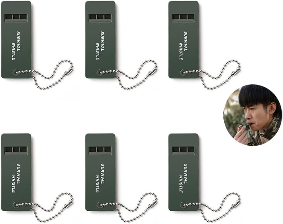【商品仕様】 ホイッスル、6個セット。サイズ：70mm×27mm×7mm。 【高品質素材】 食品グレードのBPAフリーABS/PP素材を使用。無毒・無臭で、環境と人にやさしい安全設計です。 【クリアな大音量】 特殊なダブルチューブ構造により、圧倒的な音量と遠達性を実現。騒がしい環境でもはっきりと音が届きます。吹きやすさにもこだわりました。 【携帯性に優れる】 コンパクトで軽量。付属のキーホルダーやストラップに取り付けられるため、手ぶらでどこへでも携帯可能です。 【多彩な使用シーン】 地震、スポーツ競技の審判・指導、学校授業、ライフセービング、防災・緊急時、動物の訓練など、幅広い場面でご利用いただけます。