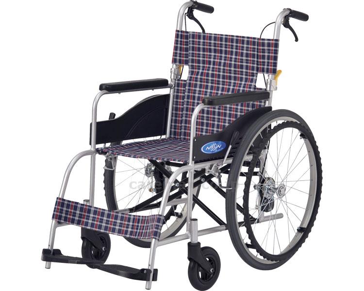 商品の仕様 ●サイズ／全幅63×全長100×全高90cm、座面：幅40×奥行40cm、前座高：43cm ●車輪サイズ／前輪6×後輪22インチ ●重さ／12.7kg ●材質／アルミ ●最大使用者体重／100kg ●標準機能／折りたたみ、背折れ、介助ブレーキ、ノーパンクタイヤ ●生産国／中国 商品の説明 ・高品質＆リーズナブルな、体に優しい車いす。ノーパンクタイヤを標準装備。 ・背折れ操作レバーを薄い黄色に。色の識別がしやすく操作がしやすい。