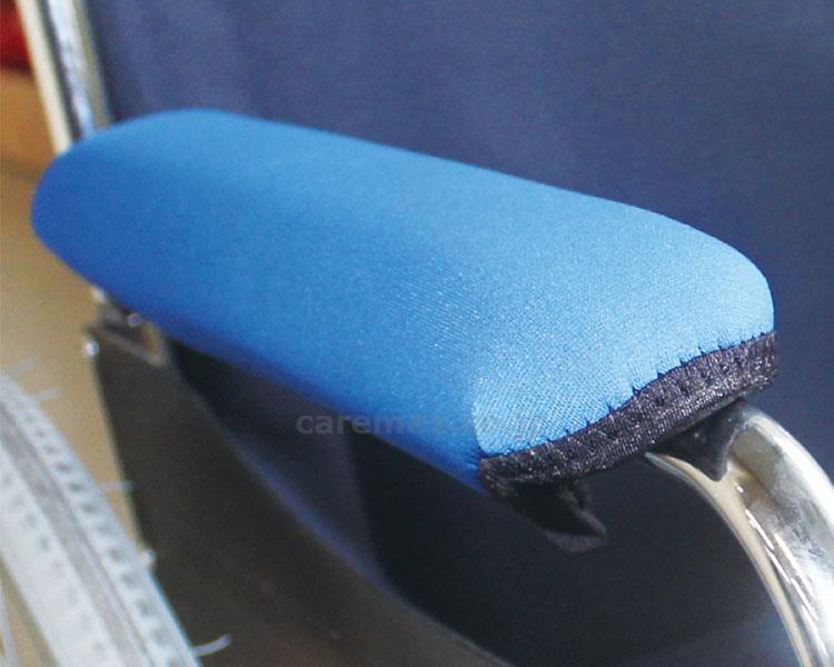 商品の仕様 ●サイズ／約外周21×長さ37cm、装着時：伸び幅約5cm ●重さ／約100g ●材質／5mmクロロプレンゴム、ベルクロファスナー ●生産国／日本 ●手洗い可 ●洗濯機不可 ●漂白剤不可 商品の説明 ・市販の車椅子のアームレスト（肘置き）に簡単装着できます。 ・厚さ5ミリの軟性弾力素材で肘に優しい使い心地になります。 ・裏面は滑り、回転を防ぐゴム素材。 ・ネジの飛び出し部分からの保護や老朽化によるはがれ、圧分散による褥瘡予防、ヒンヤリ対策、腕の突っ込み予防など、様々な用途にご利用できます。