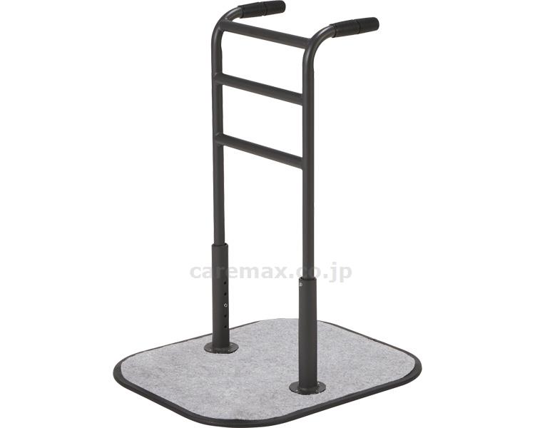 商品の仕様 ●サイズ／ベース部：幅50.5×長さ60.5×厚さ1cm、手すり部：幅32.5×高さ70～80（5段階／2.5cm）cm、グリップ：長さ約12cm ●重さ／11.8kg ●材質／スチール ●付属品／蓄光テープ（2枚）、底板用カーペット ●生産国／ベトナム 商品の説明 ・ハンドル式タイプで立ち上がりをサポート。 ・付属の蓄光テープで部屋を暗くしても手すりの位置がわかるので安心！ ・ハンドルにする事でつかまりやすく、立ち上がった際も体重を掛けやすい仕様でより安心！ベッドからはもちろん、車いすからの移動も安心です。