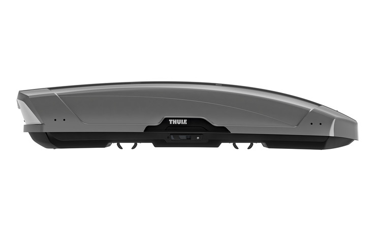 Thule Motion XT XXL 6299Tスタイリッシュさと余裕の収納力を備えた、使いやすいルーフマウント型カーゴボックス。【機能】・スペース効率、空力性能、クルマとの一体感をどこまでも追求した洗練のデザイン ・幅広タイプのPowerClickクイックマウントシステムがあらかじめ装着され、取り付け作業は簡単。正しい取り付けをクリック音で確認できる内蔵トルクインジケーターにより、手早い操作で安全・確実に固定 ・掴みやすいアウターハンドル、開閉の動きをアシストするリッドリフト機構により、どんな状況でも蓋の操作は簡単 ・ロック機構と開閉機構が独立し、蓋が閉まると自動的にロックがかかるSlideLockシステム。ボックスがしっかり閉じたことを確認できるから安心 ・トランクの開閉時に接触トラブルが起きにくいよう、カールーフの前方寄りに配置されたカーゴボックス【技術仕様】容積： 610 L寸法： 232 x 95 x 47 cm積載重量： 75 kgマウントシステム： PowerClickボックスの開閉方式： 両面重量： 25.5 kgロック機構： SlideLockロック付属 ワンキーシステム対応 積載可能なスキーの数： 5〜7積載可能なスノーボードの数： 3-5スキーの最大長さ： 215 cmスキーキャリア ※アダプターが必要です: Thule Box Ski Carrier Adapter 694-9カラー： Titan GlossySlideBar対応 ※アダプターが必要ですSquareBar対応 WingBar対応 モデル番号： 6299T