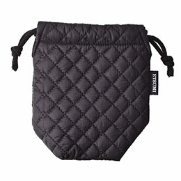 大切なレンズをキルティングで護る。レンズの大きさにもかかわらず収納できるフレキシブルタイプ。大口径の花形フードも一緒に収納。レンズだけではなく、ストロボなどのアクセサリー入れとしても。28〜135mmズームまたは100mmマクロ用 サイズ : 140×φ100mm 製品重量(約) : 30g カラー : ブラック 原産国 : 日本