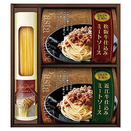 美食ファクトリー 松阪牛・近江牛仕込みごろごろミートソースセット日本が誇る和牛である松阪牛・近江牛を使用した、お肉の食感が味わえる大きめのお肉が入ったミートソースのパスタセットです。メーカー型番 : MSP-20 内容 : スパゲティ(約100g)・松阪牛仕込みごろごろミートソース(約150g)・近江牛仕込みごろごろミートソース(約150g)×各1 アレルギー : 乳・小麦 箱の種類 : 化粧箱 箱サイズ : 約280×225×55mm(入) 箱入重量 : 約550g
