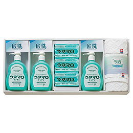 ウタマロ 石鹸・キッチン洗剤ギフトガンコな汚れもしっかり落とす。 ウタマロ洗剤で真っ白で気持ちのいい暮らし。 泥汚れやエリ・ソデ汚れなどの生活の様々なガンコな汚れをキレイにする洗濯石けんと手肌の潤いはそのままに、しつこい油汚れをスッキリ落とす食器洗い用洗剤のセットです。メーカー型番 : UTA-505A 内容 : ウタマロ洗濯石鹸(約133g)・ウタマロキッチン(約300ml)×各3、ウォッシュタオル(約280×300mm)×2 原産国 : 日本 箱の種類 : 化粧箱 箱サイズ : 約225×510×56mm(入) 箱入重量 : 約1.8kg
