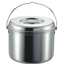 抜群の熱効率と優れた耐久性を併せ持つ、究極のキャンプクッカー!想的に熱を伝える軟鉄を、耐食性に優れた18-10ステンレスではさんだ3層鋼(5層構造)。 抜群の熱効率と優れた耐久性を誇り、火力の強い焚火や、ますます強力化するガスバーナーにもしっかり対応しています。 地面に落としたり、運搬時などにぶつけるといった少しくらいの衝撃にも耐えます。 収納スタイルはもちろん、積み重ねてコンパクトに。商品サイズ(約) : 径175×140mm 重量 : 810g 容量 : 2.5L 本体 : ステンレス鋼(クロム18%、ニッケル10%)・鉄 つる・フタ : 18-8ステンレス鋼 つまみ : 天然木 生産国 : 日本