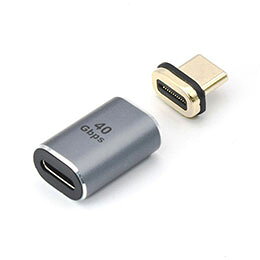 ケーブルをお手軽にマグネット化できる変換コネクタType-Cポートをマグネット化するための端子と垂直L型コネクタのセットです。 付属の端子をType-Cポートに挿入するだけでお手軽にマグネット化が完了。 ケーブルに装着したコネクタを端子に近付けるだけで、魔法のようにピタッと吸着。 面倒なケーブルの接続が素早く簡単に行えます。 また、無理な力がかかるとすぐに外れるため、断線やコネクタの破損の予防にもなります。 充電だけでなく、高速データ転送にも対応しています。 【40Gbps高速転送】 対応機器同士を接続した際、最大40Gbpsの高速なデータ転送が可能で、 大容量のファイルも短時間でスムーズに転送を行うことができます。 【100W急速充電】 最大100WまでのUSB PD充電に対応しており、スマートフォンの急速充電だけでなく、タブレットやノートパソコンなど大容量バテリーの充電を効率よく行えます。 【8K-60Hz出力】 DisplayPortAltモードに対応した機器同士の接続で最大8K/60Hzの映像出力に対応。 高精細なビデオ出力をお楽しみいただけます。 ※正常な映像出力のためには、接続するすべての機器・ケーブルが映像の仕様をサポートしている必要があります。・入力端子 : USB Type-C(メス) ・出力端子 : USB Type-C(オス) ・USB4.0準拠 ・最大電力 : 100W ・転送速度 : 最大40Gbps ・8K/60Hz、4K/120Hz対応 ・金メッキ端子 ・製品内容 : マグネット変換コネクタ本体×1、マグネット端子×1 ・サイズ : 約13×28×8mm ・重量 : 約5g ・主な材質 : アルミ、プラスチック ・原産国 : 中国 ・保証期間 : 初期不良のみ ※ご注意 : コネクタやマグネット端子に水分やゴミ等の異物が付着していると故障や発火の原因となります。必ずご確認の上ご使用ください。