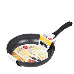 軽いねストロングマーブル フライパン26cm軽いねストロングマーブル フライパン26cm商品サイズ(約) : W47.5×D27×H8.5cm 直径26cm 重量 : 約625g 本体 : アルミニウム合金 取って : フェノール樹脂(耐熱温度150度) 表面加工 : ふっ素樹脂塗膜加工 生産国 : 韓国