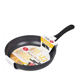 軽いねストロングマーブル フライパン28cm軽いねストロングマーブル フライパン28cm商品サイズ(約) : W49.5×D29×H8.5cm 直径28cm 重量 : 約700g 本体 : アルミニウム合金 取って : フェノール樹脂(耐熱温度150度) 表面加工 : ふっ素樹脂塗膜加工 生産国 : 韓国