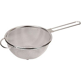 日本製の手付きザル15cm日本製の手付きザル15cm製品サイズ(約) : 全長315×幅160×70mm 製品重量(約) : 171g 素材 : ステンレス鋼 生産国 : 日本
