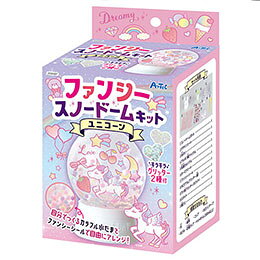 ファンシーでかわいいスノードームをつくろう!カラフルな水玉とシールで、ファンシーでかわいいスノードームがつくれるキットです。 オーロラシートと2種類のキラキラグリッター付きで自由にアレンジできます。 カラフルな水玉は自分で好きな色にできます。 対象年齢 : 3歳以上。 目安制作時間 : 30分。 別途用意するもの : 水、コップ、計量カップ、絵の具、はさみ、セロハンテープ、ペットボトル(200ml以上)。・商品サイズ : 完成サイズ…約φ80×100mm ・セット内容 : スノードームボトル×1、デザインシート×1、水のり×1、アルギン酸ナトリウム×1、乳酸カルシウム×1、オーロラシート×1、ファンシーシール×1、ホログラムグリッター(星)×1、ラメ粉グリッター(ホワイト)×1、スポイト×1、薬さじ×1 ・重量 : 92g ・材質 : アルギン酸ナトリウム、乳酸カルシウム、スノードームボトル…PET・PP、デザインシート…PET、水のり容器…PE、オーロラシート…ポリエステル、ファンシーシール…PET、ホログラムグリッター…PET、ラメ粉グリッター…PET、スポイト…PE、薬さじ…PP ・梱包形態 : ヘッダー付き化粧箱入り ・生産国 : 中国 ・保証期間 : 初期不良対応