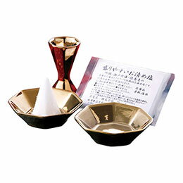 福招き金盛り塩皿揃清盛塩付縁起がよいとされる八角のお皿とお塩を八角錐の形に作れるカップのセットです。 お皿に盛り付けて玄関先や家の入り口に左右両方に置いてください。メーカー品番 : 4601 セット内容 : 八角錐(径4.5×高さ7.5cm)・清盛塩(60g)×各1、皿(径9.5×高さ3cm)×2 素材 : 磁器 本体重量 : 約350g 生産国 : 中国・日本