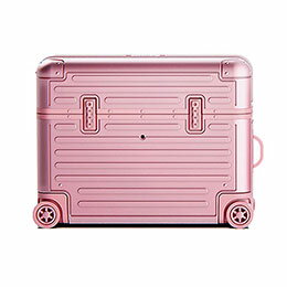 キャリーケース for AirPods Pro 3 ピンクmiak 「キャリーケース」は細部にまでこだわったスーツケースデザインがユニークなAirPods Pro用ケースです。軟質のTPUと硬質なポリカーボネートの二重構造でしっかり保護、持ち運びに便利なカラビナも付属します。 ●ユニークなスーツケースデザイン スーツケースの細部まで再現した精巧なデザインです。 ※タイヤ部分は回転しません。 ●丈夫な二重構造 内側は柔らかいTPU素材、外側は硬質なポリカーボネート素材の二重構造でしっかり保護します。 ●扱いやすいセパレートタイプ AirPods Proの充電ケースの蓋部分とイヤホン収納部分でセパレートタイプとなっているので、付け外しなどの取扱が簡単です。 ※ケースを取り付ける前に必ず前後をお確かめください。前後逆に取り付けるとうまく開閉できなくなります。 ●多能な凹凸ライン スーツケースらしさを表す凹凸のラインは、持ちやすく手から滑り落ちるのを防ぎます。 ●ケースを装着したままスムーズにペアリング ケースをつけたままでも、AirPod Proをタッチ操作でスムーズにペアリング可能です。LEDランプ用にホールを設けており、ペアリングステータスの確認も妨げません。 ●スピーカーホール ケースの底面にはAirPods Proに合わせてスピーカーホールを設けています。ペアリング時等に充電ケースから発せられる操作音や、「探す」アプリ使用時のアラーム音を妨げない設計になっています。 ●LED表示に対応 AirPods Pro充電ケースのLEDランプ位置に合わせた専用ホールを設けており、充電状態の確認が可能です。 ●ワイヤレス充電対応 ケースを着装したままでのケーブル充電、ワイヤレス充電に対応しています。 ●便利なカラビナ付属 カラビナが付属しているので持ち運びに便利です。 ※結合部分に強い負荷を与えると破損・脱落する恐れがありますのでご注意ください。 ●デコシール AirPods Proキャリーケースにピッタリな、国旗やエンブレムのデコシールが同梱されています。自分好みにカスタマイズしたデザインを楽しめます。 ※ケースに凹凸があるため隙間なく貼らないと剥がれてしまうことがあります。また、指紋の付着で粘着が弱くなる場合もありますので、粘着面にはなるべく触れないように貼付してください。製品タイプ : AirPods Pro アクセサリー 対応デバイス : AirPods Pro 3 無線充電 : 可能 本体サイズ : 66×51×27mm 本体重量 : 30g 素材 : ポリカーボネート、TPU 付属品 : カラビナ(5×2.5cm)、デコシール3種、取扱説明書 生産国 : 中国(企画・デザイン…韓国) 保証期間 : 初期不良対応 ※本製品はAirPods Pro用保護ケースです。AirPods Proは付属しておりません。 ※ディスプレイ、モニターの仕様によって実際の色とやや異なって見える場合があります。 ※製品の仕様、デザインは改良などのため事前予告なしに変更する場合があります。