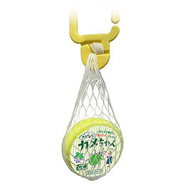 気になる場所に「掛けるだけ」かんたんミントの力で撃退! 効果期間は約45日、有効範囲は約6平方メートル。 カメムシにご注意! カメムシは農作物や草花、白い洗濯物が好き。 カメムシはほぼ1年を通して見かけられますが、暖かくなる4月〜10月頃に特に大発生します。 洗濯物に止まったり、家の中に侵入したりするのもこの時期です。 大切なお花や洗濯物を守り、家に侵入させない。 ベランダに、お昼に、玄関に、裏口に。 火を使わないので、お子様やペットのいるご家庭でも安心してご使用いただけます。・材質 : ミントハッカオイル.シトロネラオイル.界面活性剤.石膏 ・商品サイズ : 直径5.5cm ・有効範囲 : 約5〜6平方メートル ・効果期間 : 45日間 ・保存期間 : 1年(天候や風向きなど使用環境により異なります。) ・保証期間 : 初期不良対応 ・生産国 : 中国