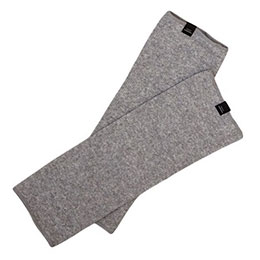 足の冷え、足のむくみにテラックスホットサポーター ふくらはぎ用 2枚1組 遠赤外線で血行促進! 岩盤浴のように芯からポカポカ! テラヘルツ遠赤外線を発する特殊な生地「テラックス」を使ったサポーターです。 遠赤外線による血行促進が期待できるだけでなく、機能性ウェアとして日常使いできるよう、圧迫感を軽減し着脱が容易にできるように設計。 就寝時にも快適に着用できる、ほどよいフィット感と履き心地を実現しました。・カラー : 杢グレー ・素材 : 綿55%・ポリエステル28%・ポリウレタン15%・ナイロン2% ・男女兼用 ・適応サイズ : 足首回り22〜46cm、ひざ下回り22〜46cm ・商品サイズ : 丈30cm・上巾10cm・下巾10cm ・保証期間 : 1年間 ・生産国 : 日本